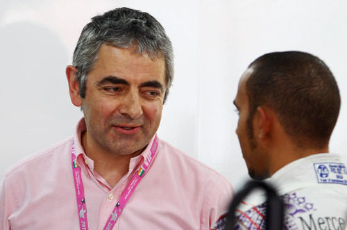 Rowan Atkinson habla con Lewis Hamilton en el box de McLaren en India