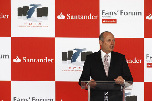 Ron Dennis en el encuentro de la FOTA con la afición