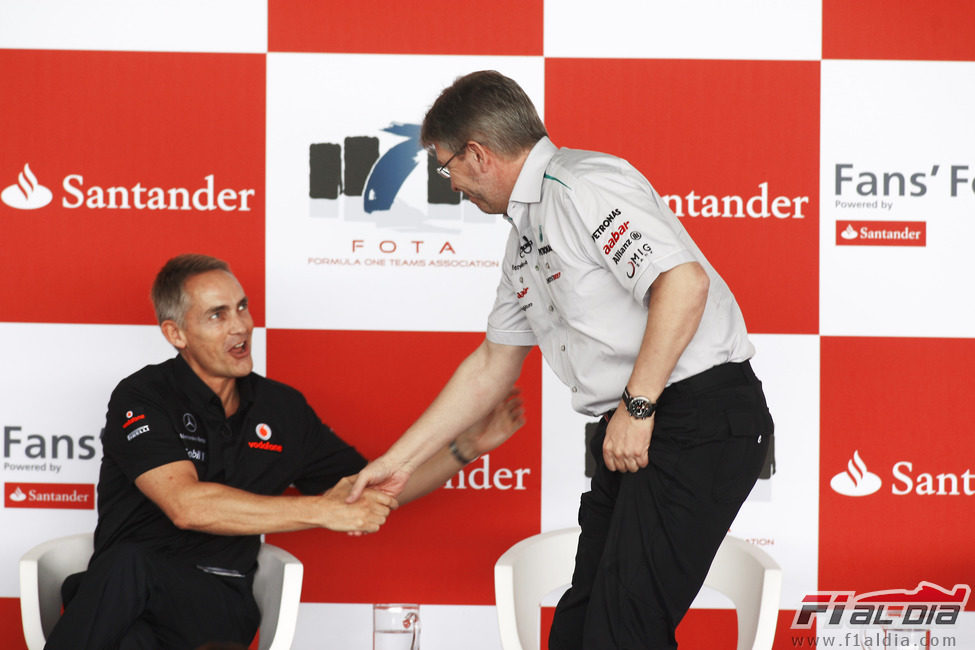 Martin Whitmarsh y Ross Brawn se saludan en el encuentro de la FOTA