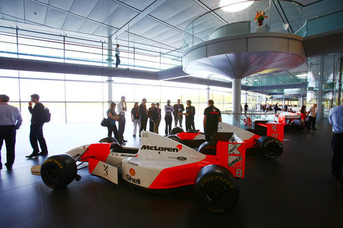 Los mejores coches de McLaren presidieron el acto de la FOTA