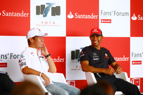 Kobayashi y Hamilton se divierten en el encuentro de la FOTA