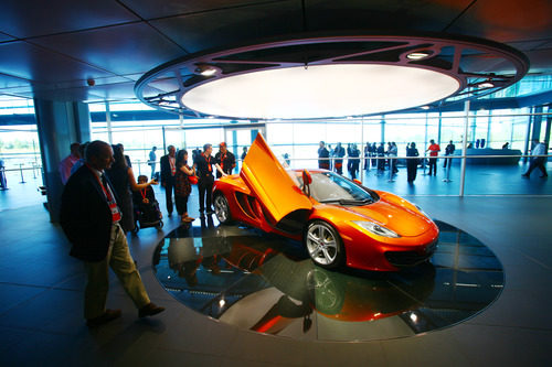 El nuevo MP4-12C también lució en Woking