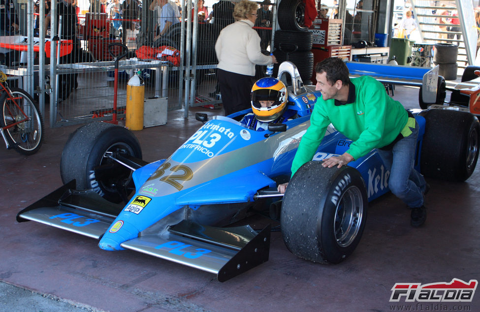 Terry Sayles listo para salir a pista con su Osella