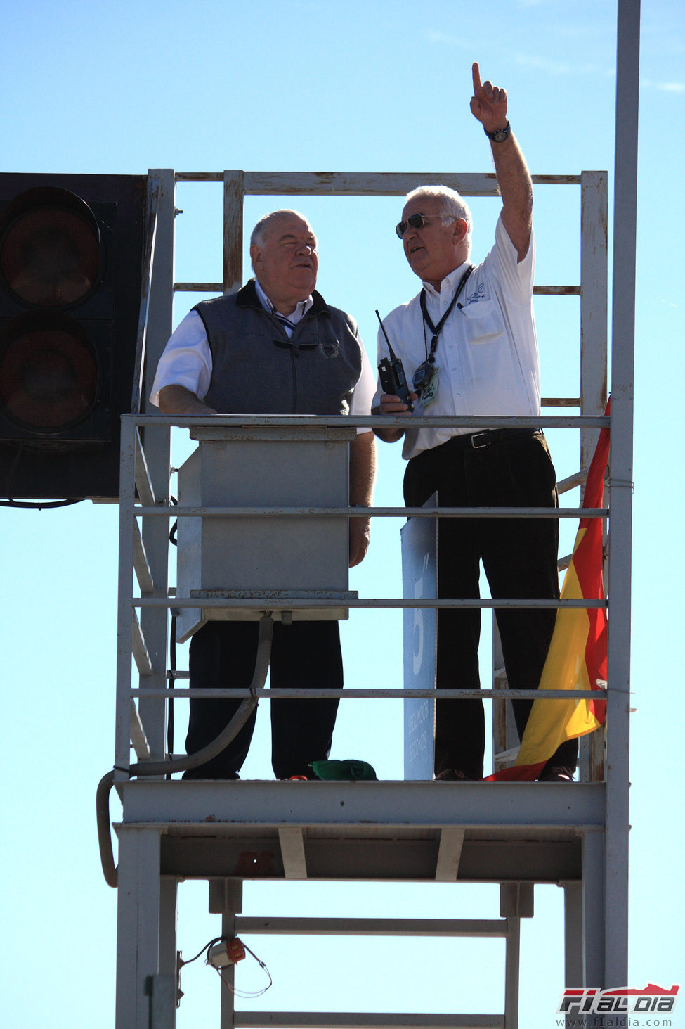 El director de carrera preparado para dar la salida