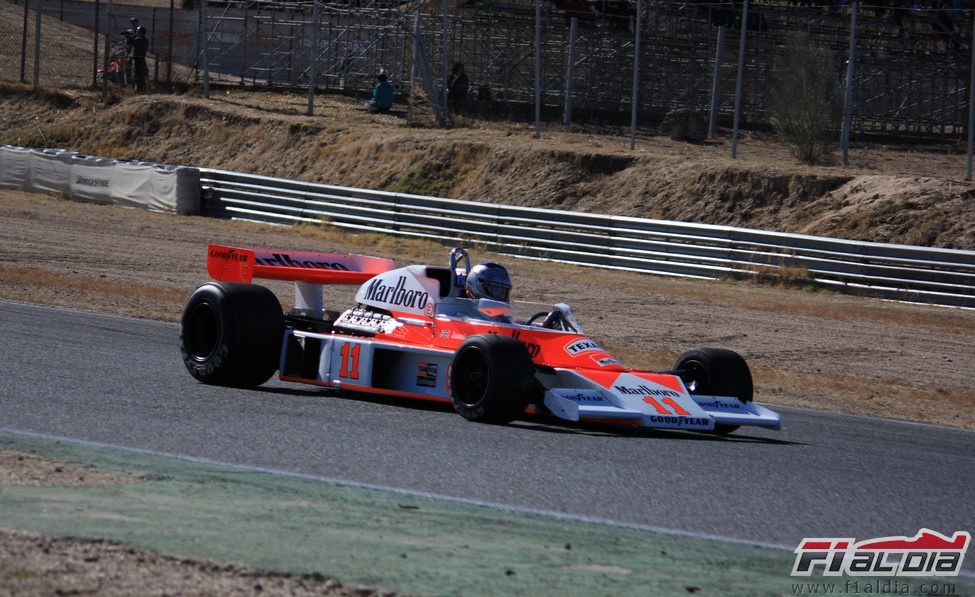 El McLaren M23 poco antes de abandonar