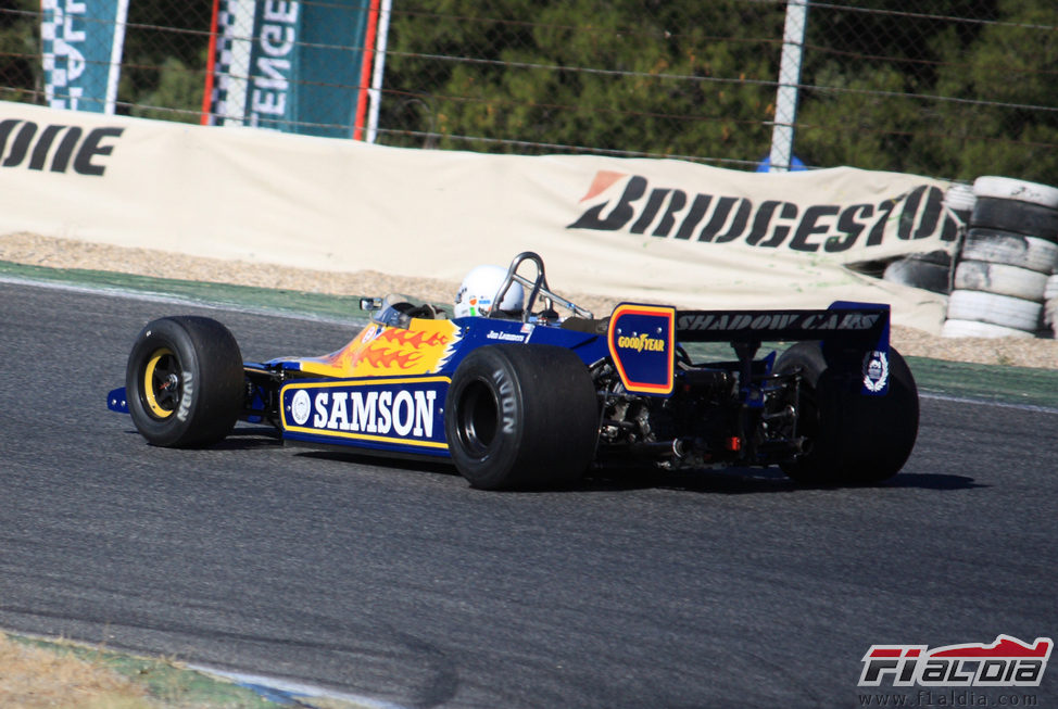 El Shadow DN9 negociando una curva en el Jarama