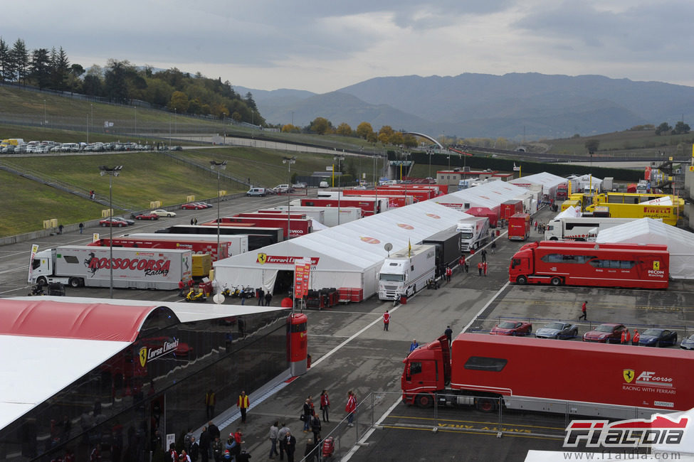 El 'paddock' de Mugello durante las Finales Mundiales de Ferrari 2011