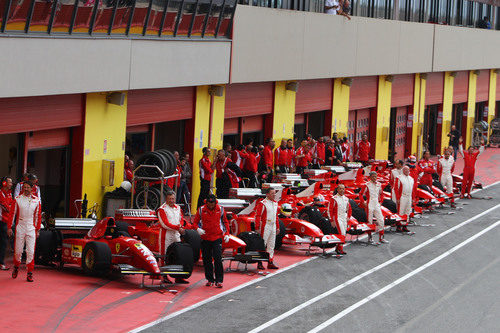 Los monoplazas de F1 de Ferrari en los boxes de Mugello