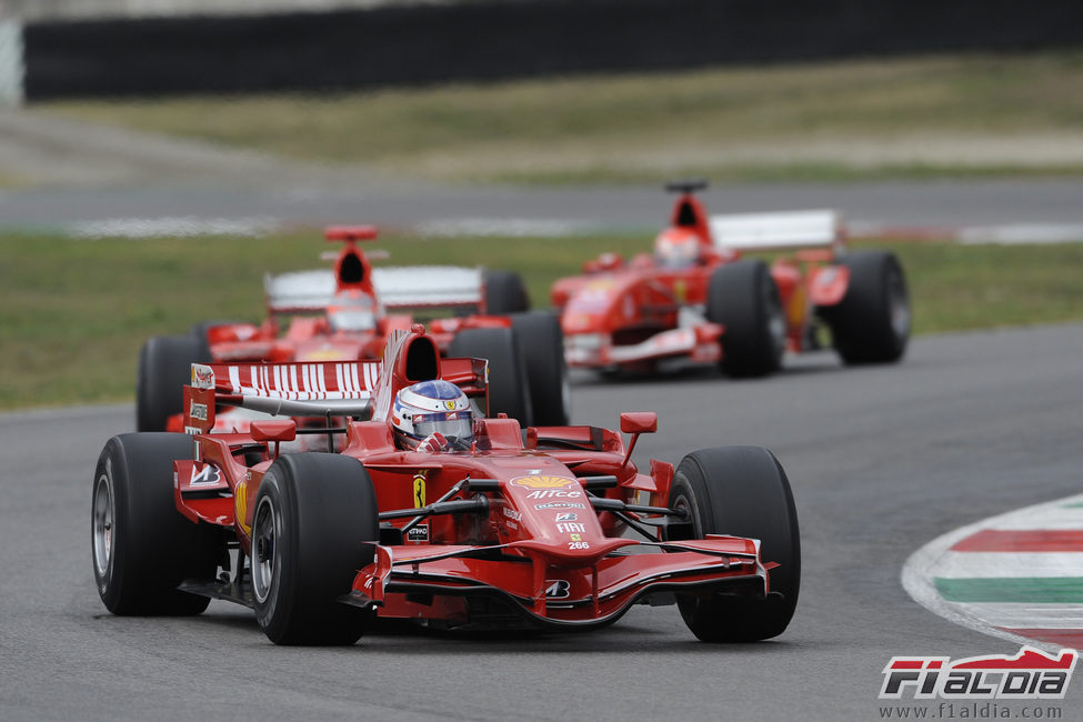 El Ferrari F2008 encabeza el desfile de monoplazas en Mugello