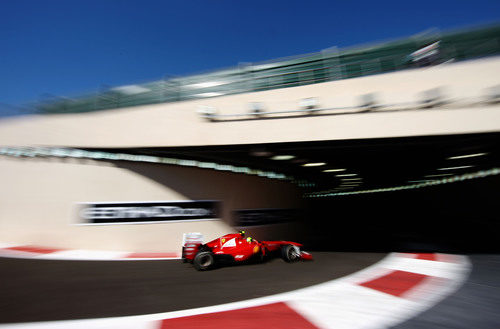 Felipe Massa sale de boxes en el GP de Abu Dabi 2011