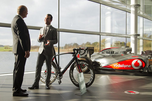 Ron Dennis y la nueva bicicleta de McLaren