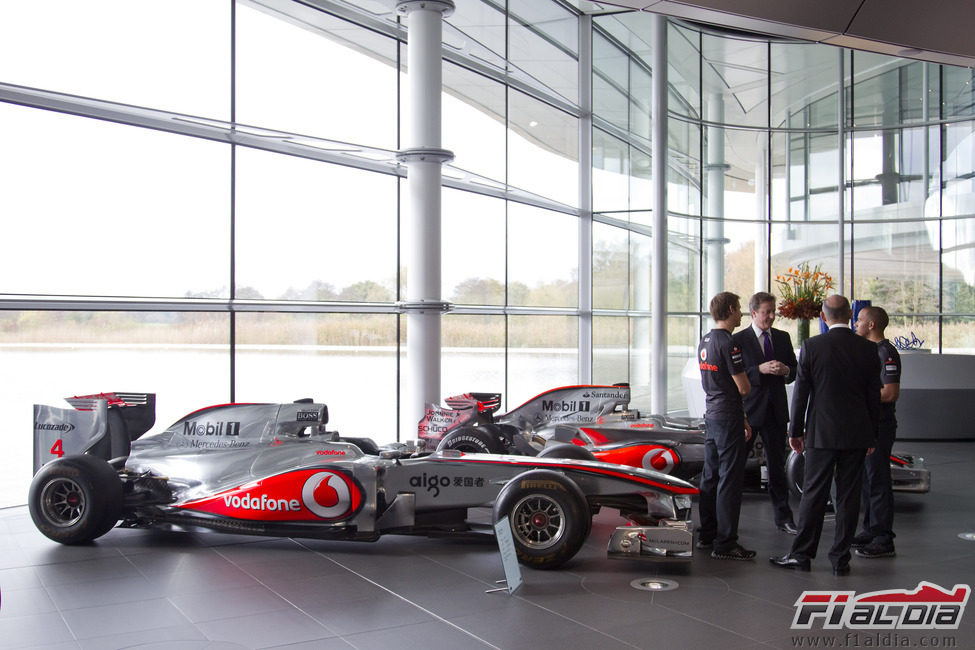 Button, Hamilton y Dennis hablan con David Cameron en Woking