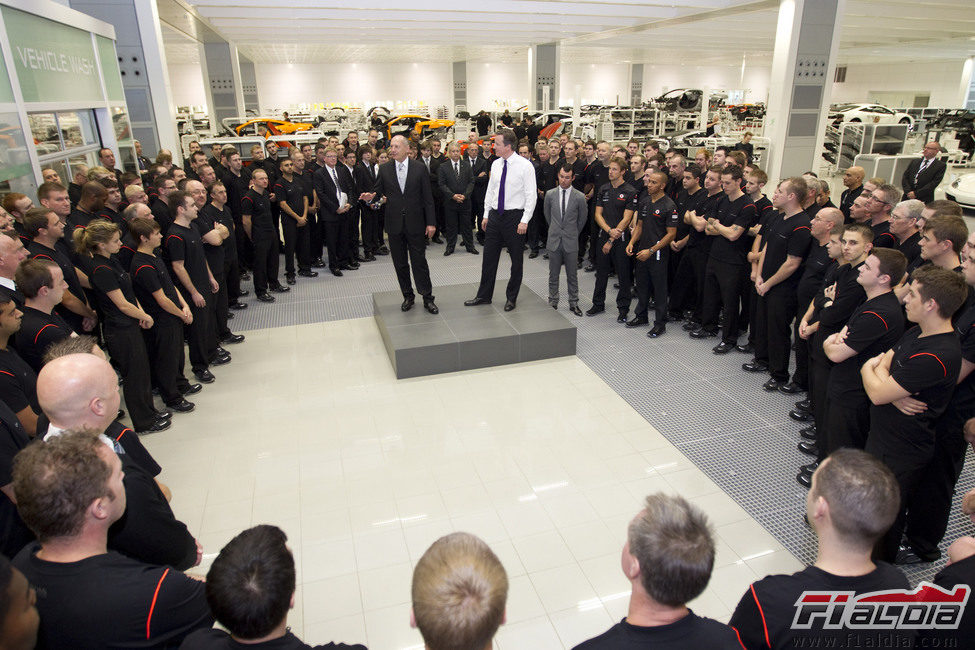 Los empleados de McLaren escuchan a Ron Dennis y David Cameron