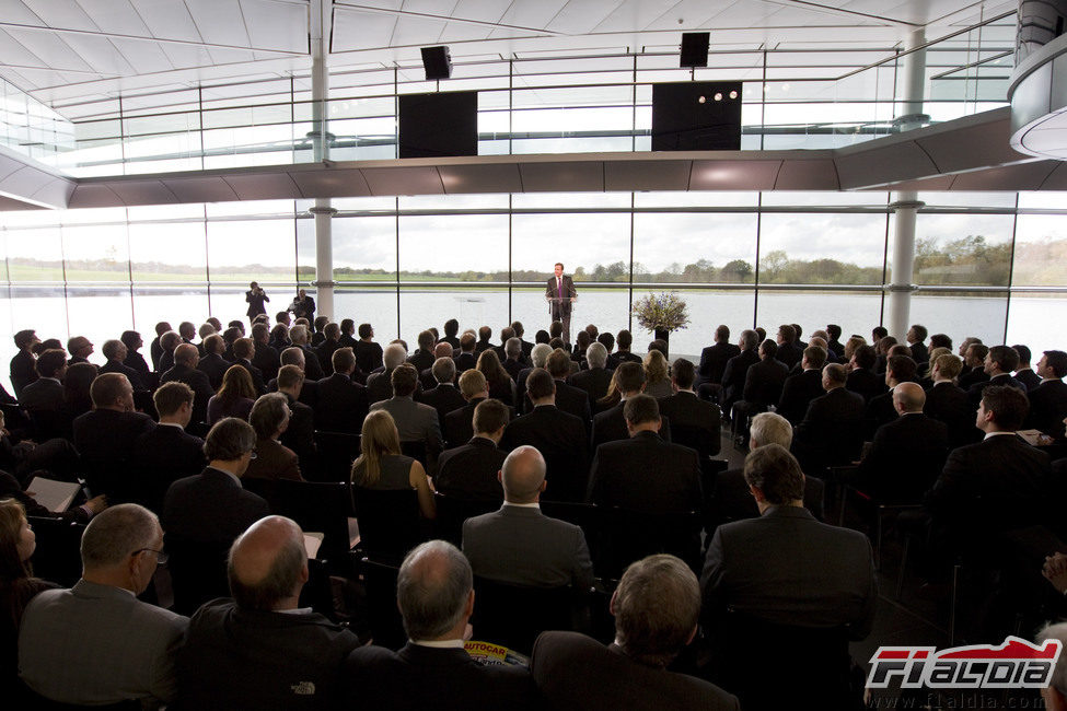 David Cameron dio un discurso en el McLaren Technology Centre