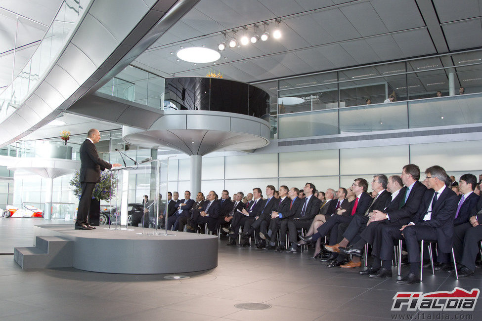 Ron Dennis da un discurso en el McLaren Technology Centre