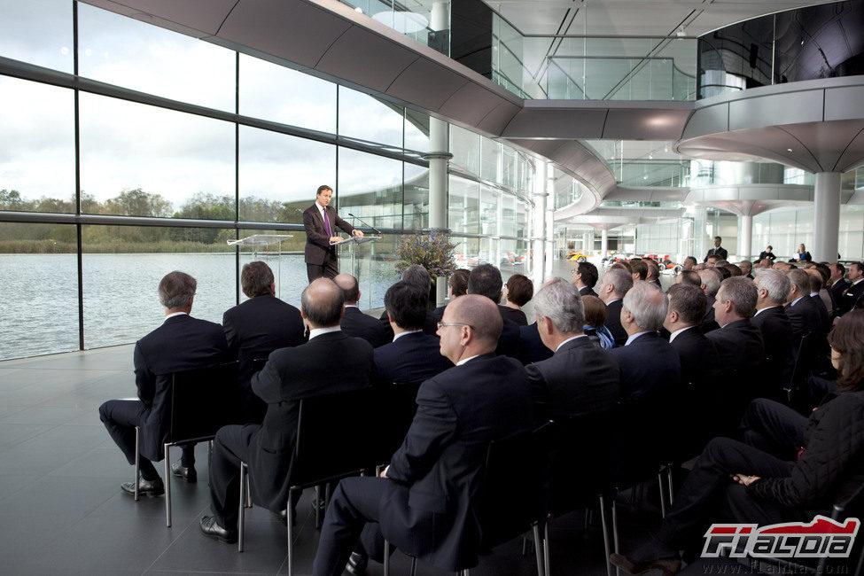 David Cameron habla en el McLaren Technology Centre