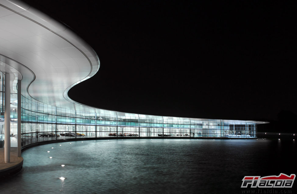 McLaren Technology Centre de noche