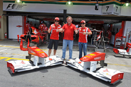 Fernando Alonso y Felipe Massa junto a uno de los patrocinadores del equipo en Brasil