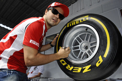 Felipe Massa firma uno de los neumáticos Pirelli