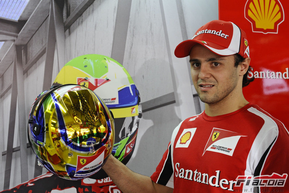 Felipe Massa enseña su casco para el GP de Brasil 2011