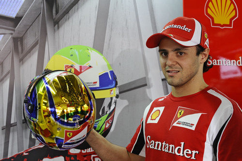 Felipe Massa enseña su casco para el GP de Brasil 2011