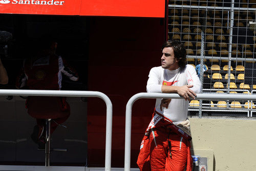 Fernando Alonso en el muro de boxes de Brasil 2011