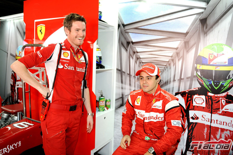 Felipe Massa y Rob Smedley bromean en el box de Ferrari