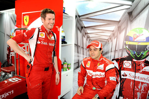 Felipe Massa y Rob Smedley bromean en el box de Ferrari