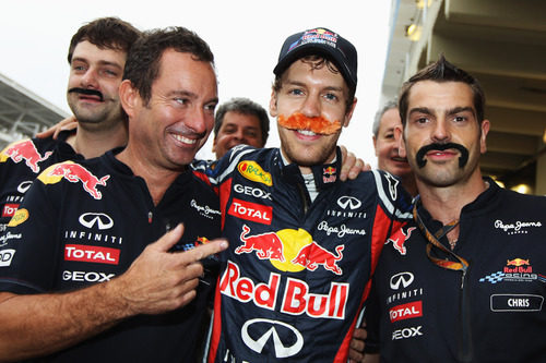 Vettel y sus mecánicos se ponen bigote en Brasil