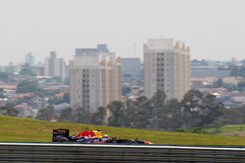 Mark Webber en con la ciudad de Sao Paulo de fondo