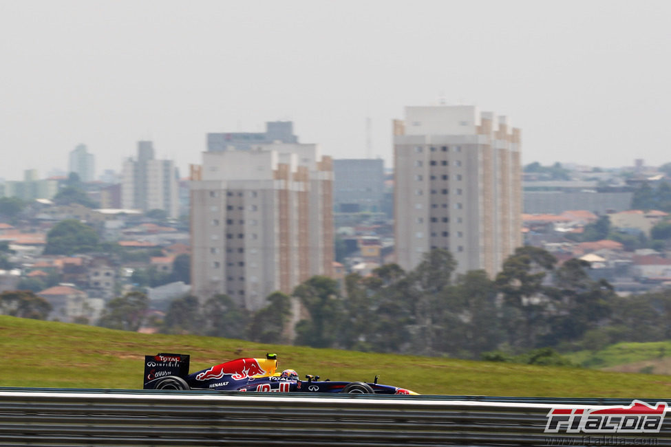 Mark Webber en con la ciudad de Sao Paulo de fondo