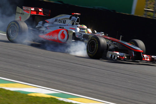 Lewis Hamilton bloquea neumáticos en los libres del GP de Brasil 2011