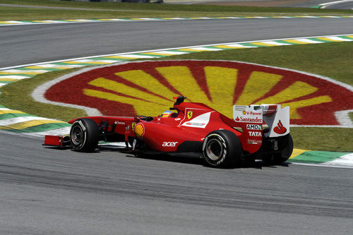 Fernando Alonso rueda en los entrenamientos del GP de Brasil 2011