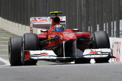 Felipe Massa entra en boxes durante los libres de Interlagos