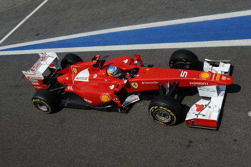 El Ferrari con Fernando Alonso a los mandos en el GP de Brasil 2011