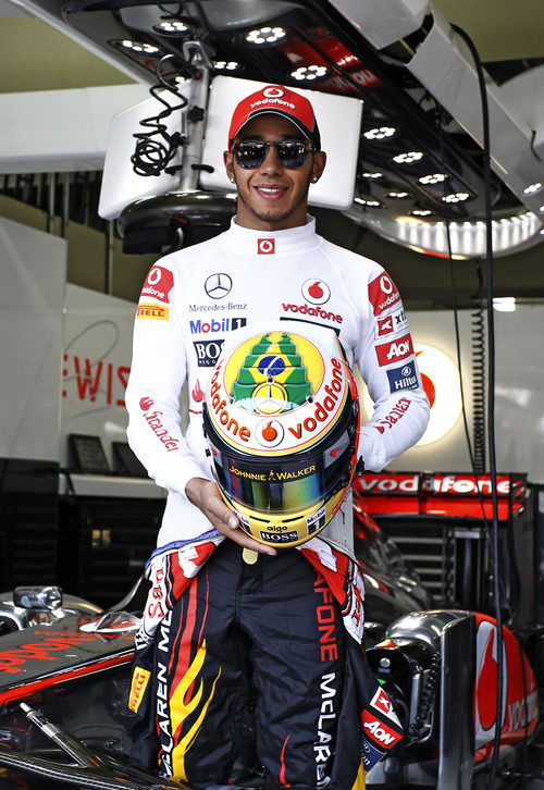 Lewis Hamilton muestra su casco especial para el GP de Brasil 2011