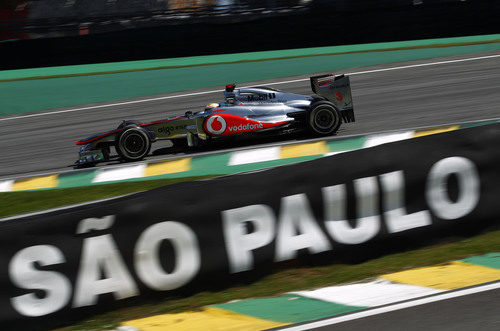 Lewis Hamilton rueda en el circuito de Interlagos