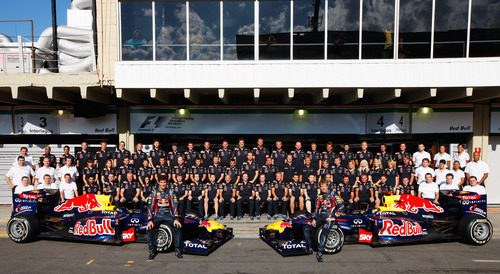 Foto de familia del equipo Red Bull en el GP de Brasil 2011