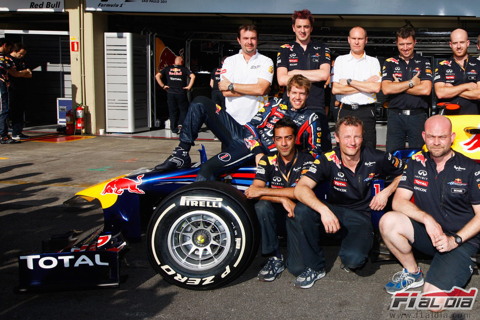 Sebastian Vettel tumbado en su coche en Interlagos