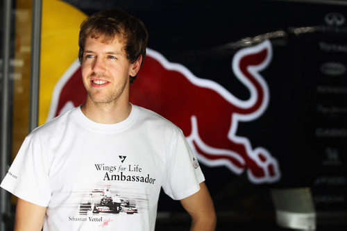 Sebastian Vettel en el box de Red Bull en Interlagos