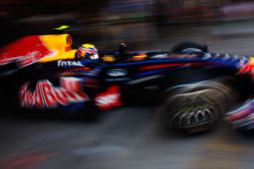 Mark Webber sale de boxes en Interlagos 2011