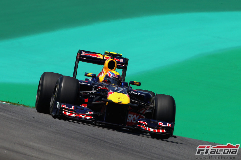 Mark Webber rueda en el circuito de Interlagos 2011