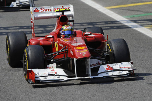 Felipe Massa entra en la calle de boxes durante la clasificación de Interlagos