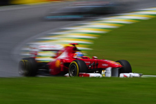 Fernando Alonso en el límite en Interlagos