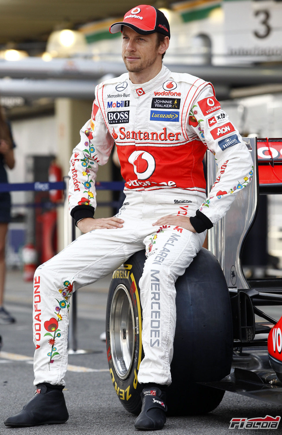 Jenson Button posando para la foto de familia de McLaren en Brasil