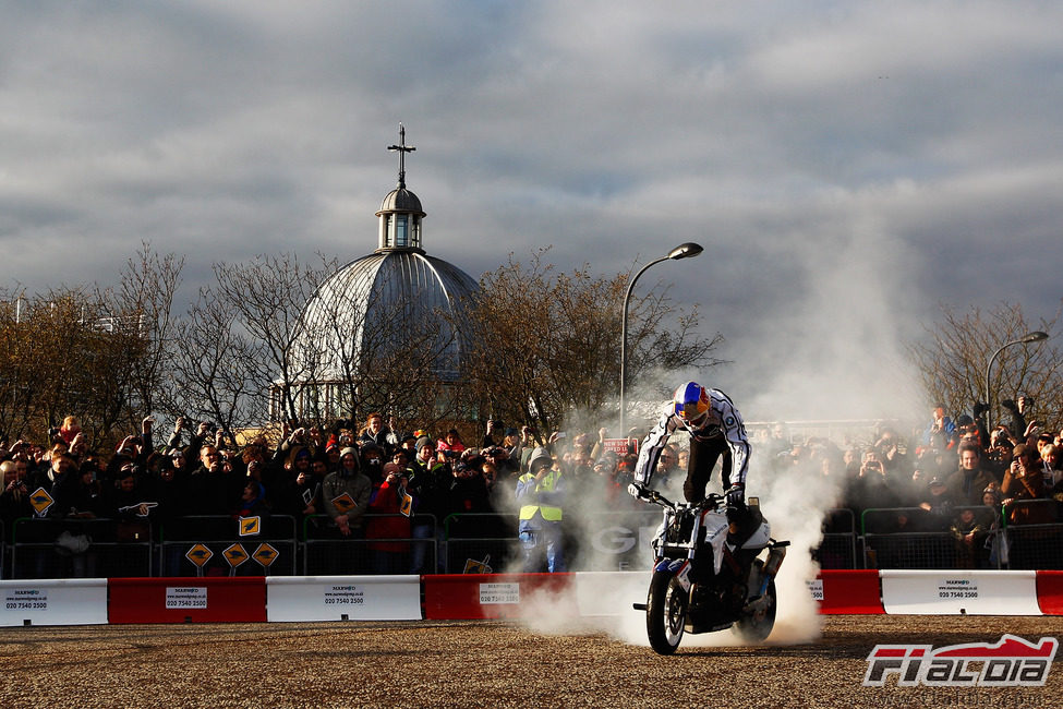 Chris Pfeiffer quemando rueda con su moto en la exhibición de Red Bull