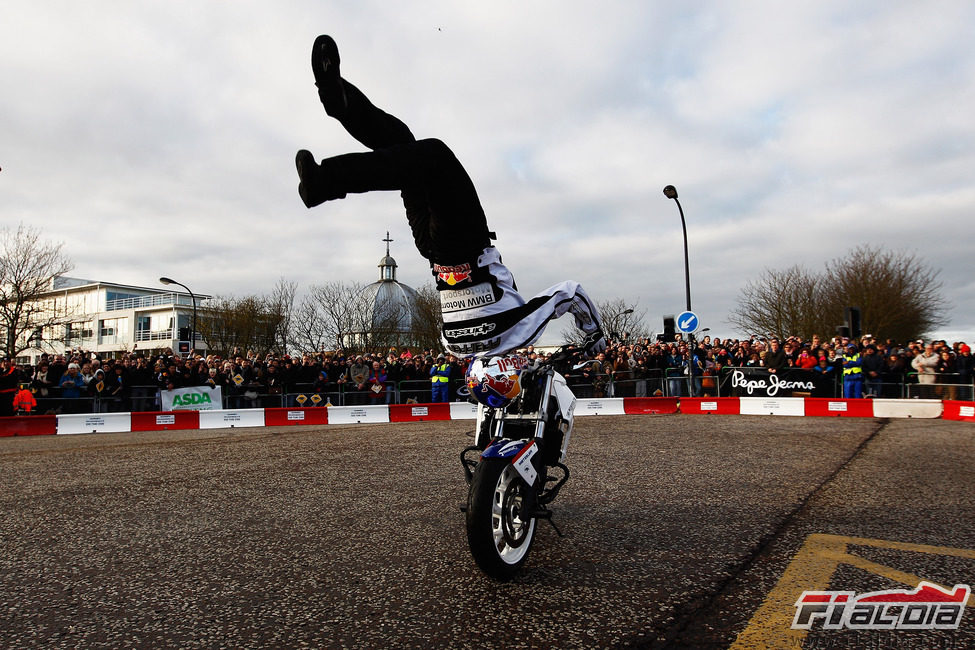 Pfeiffer haciendo el pino sobre la moto en Milton Keynes