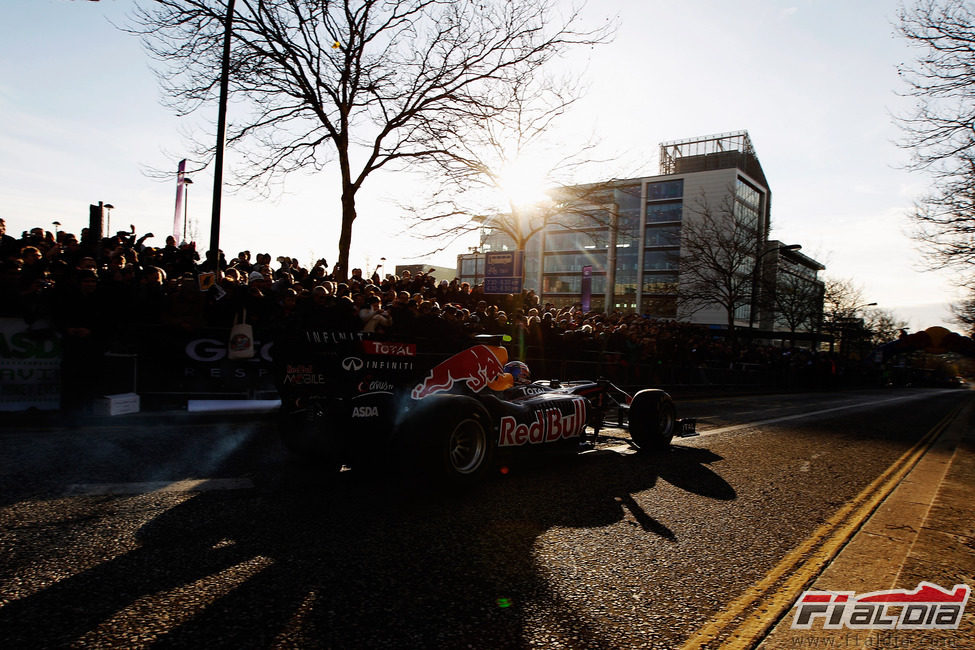 Mark Webber rueda en la exhibición de Milton Keynes