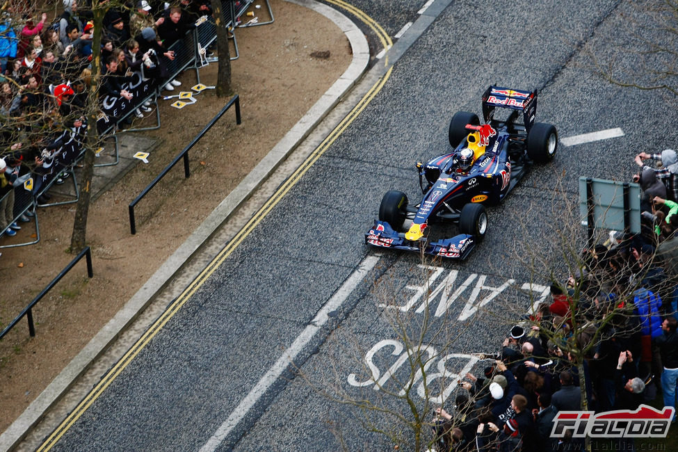 Sebastian Vettel en el RB5 durante la exhibición