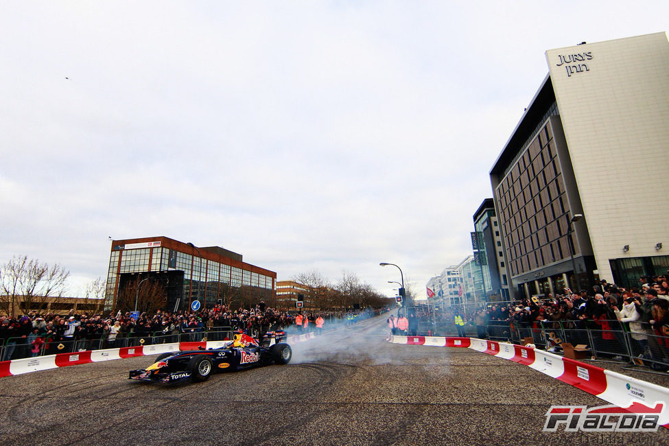 Vettel llega a final de recta con el RB5